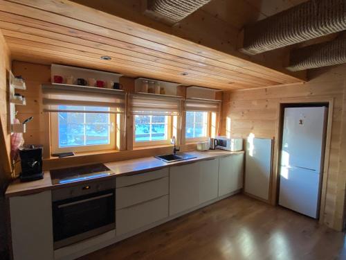 een keuken met witte kasten en een witte koelkast bij Chata Dante in Liptovský Mikuláš