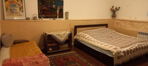 Зовкенбург في Zovkʼ: غرفة نوم بسريرين وطاولة ومرآة