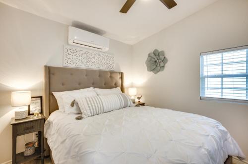 ein Schlafzimmer mit einem großen weißen Bett und einem Fenster in der Unterkunft Peaceful Montgomery Vacation Rental with Porch! in Montgomery