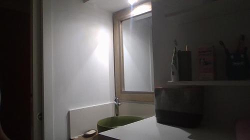 eine Küche mit einem Fenster und einer Arbeitsplatte in der Unterkunft Chambre dans maison in Betton