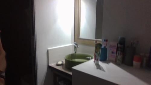 ein Waschbecken im Bad mit einer grünen Schüssel auf der Theke in der Unterkunft Chambre dans maison in Betton