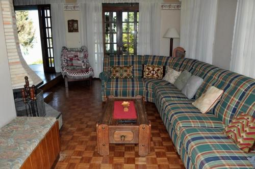 a living room with a couch and a coffee table at Laggus Residencial Náutico in Ferraria