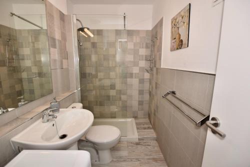 un bagno con lavandino, WC e vasca di torry de yomely sea view a Playa de las Americas