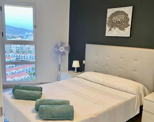 una camera con letto, ventilatore e finestra di torry de yomely sea view a Playa de las Americas