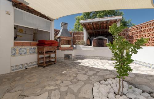 a house with a courtyard with a fireplace at Country House - Quinta das 3 Nogueiras in Abitureiras