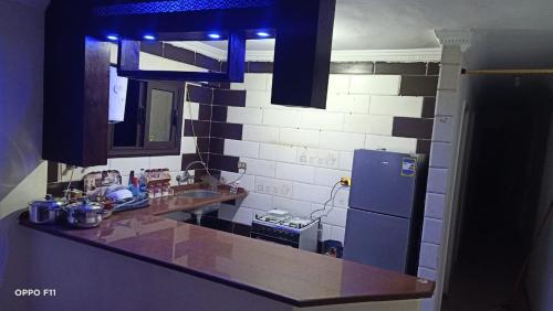 cocina con encimera y nevera en شقة مصيفية للايجار, en Alejandría
