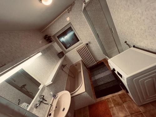 - une salle de bains avec toilettes et lavabo dans l'établissement 5-izbový priestranný dom priamo pod Zoborom, à Nitra