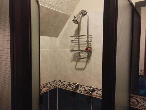 een douche met een douchekop in de badkamer bij Casa Hacienda Santo Domingo in San Lucas Sacatepéquez