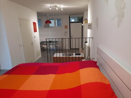 ein Schlafzimmer mit einer bunten Decke auf einem Bett in der Unterkunft Dimora La Turrita in Bologna