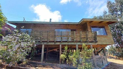 Cabaña de madera con terraza y casa en Casa vista quebracho, en Puchuncaví