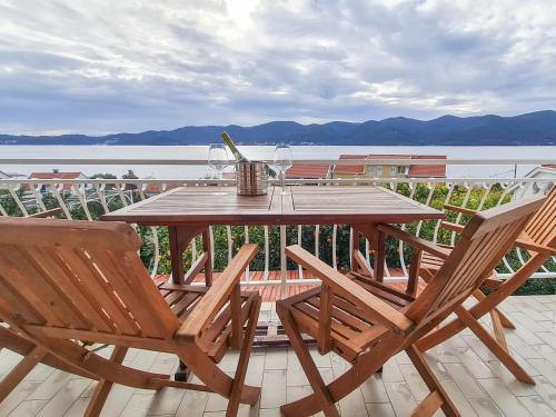 Sea-view Apartments Klara - Viganj