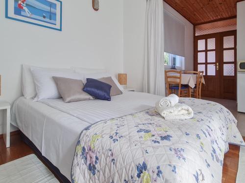 1 dormitorio con 1 cama y comedor en Sea-view Apartments Klara - Viganj, en Viganj