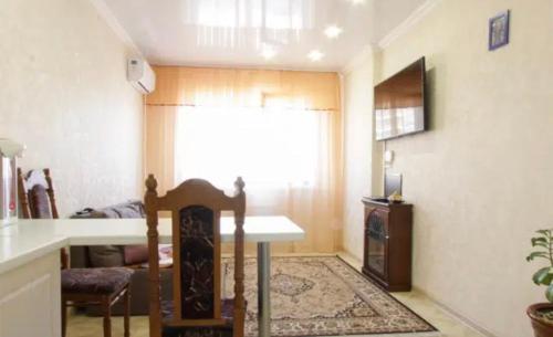 uma sala de estar com uma mesa e uma janela em VIP apart 610 em Tbilisi