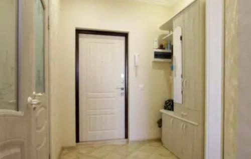 uma porta branca num quarto com casa de banho em VIP apart 610 em Tbilisi