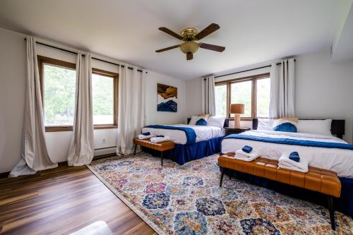 Ένα ή περισσότερα κρεβάτια σε δωμάτιο στο 4BR Spacious Condo, Private Lake MI Beach Access, Outdoor Heated Pool