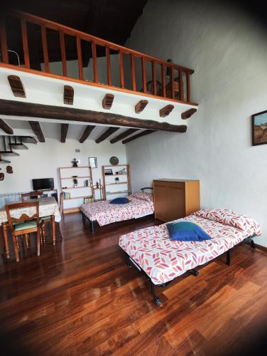 um quarto com três camas e uma escada em Chalet Romantico Sul Lago em Anguillara Sabazia