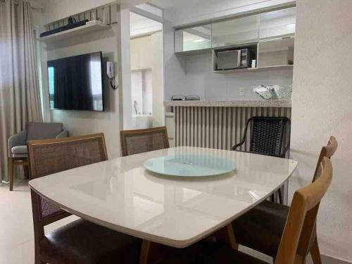 a white table and chairs in a living room at Apartamento 2Q Próximo ao Albert Einstein EC1003 in Goiânia