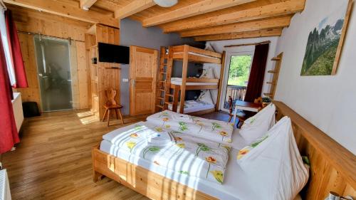 - une chambre avec un lit dans une pièce dotée de plafonds en bois dans l'établissement Gästehaus Landhaus Tyrol, à Gries im Sellrain