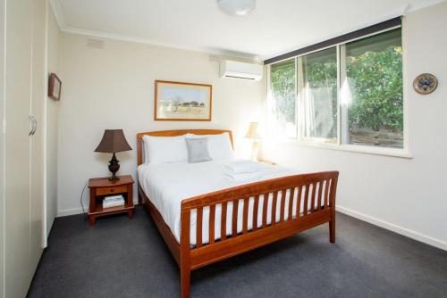 - une chambre avec un lit et une fenêtre dans l'établissement Leafy Toorak two bedroom executive apartment, à Melbourne