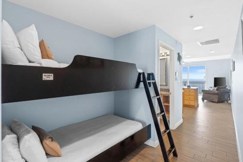 un letto a castello con una scala in una stanza di Splash Beach Resort #1503-E by Book That Condo a Panama City Beach