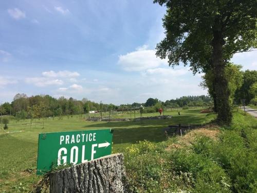 un panneau vert qui indique pratiquer le golf sur un champ dans l'établissement ST greg pause, à Rennes