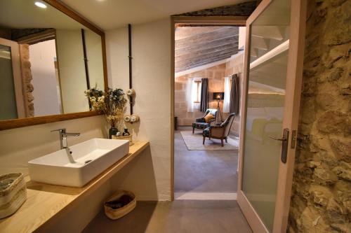 a bathroom with a sink and a mirror at Calvario Plaza Hotel in Pollença