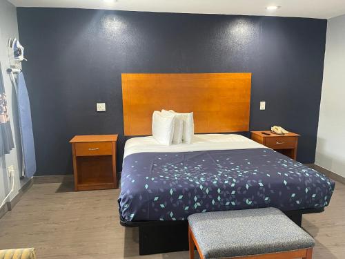 een hotelkamer met een bed en een stoel bij Americas Best Value Inn-Savannah in Savannah