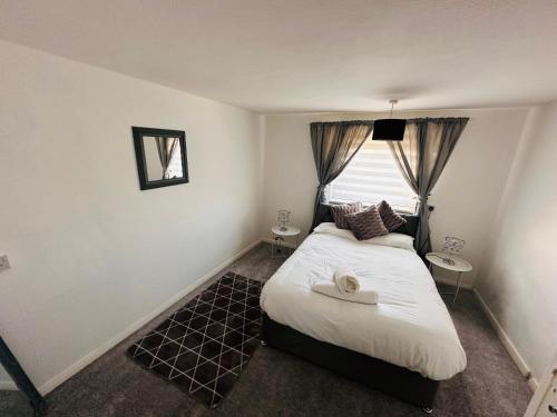 - une chambre avec un lit, 2 tables et une fenêtre dans l'établissement one bed apartment sleeps up to 4, à Ipswich