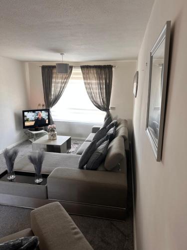 a living room with a couch and a tv at one bed apartment sleeps up to 4 in Ipswich