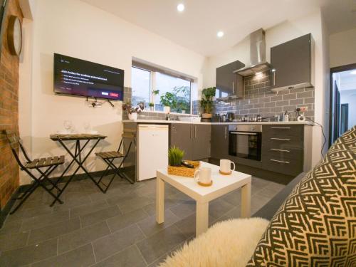 Virtuvė arba virtuvėlė apgyvendinimo įstaigoje Cosmeston Cwtch by Property Promise