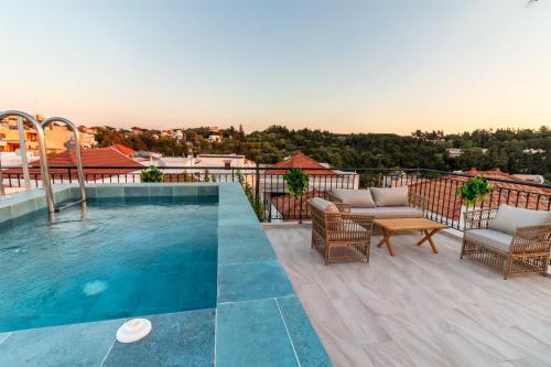 une piscine sur le toit d'un immeuble dans l'établissement Mounouria House Koskinou, à Koskinou