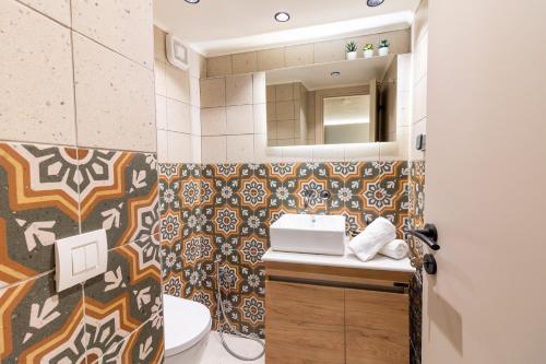 une salle de bain avec un lavabo et des toilettes dans l'établissement Mounouria House Koskinou, à Koskinou