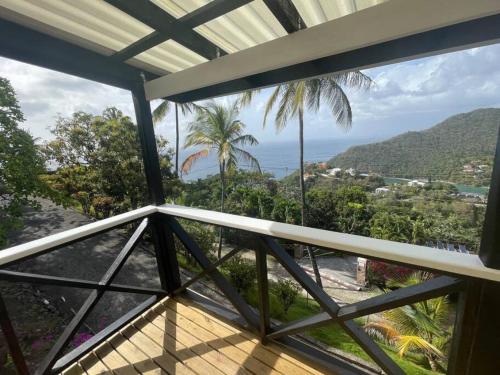 vistas al océano desde el balcón de una casa en Guesthouse with amazing views en Marigot Bay