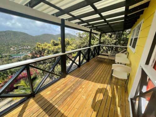 balcón con sillas y vistas a las montañas en Guesthouse with amazing views, en Bahía Marigot