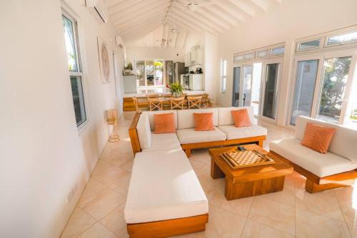 Coin salon dans l'établissement Amazing mountain top home with stunning views