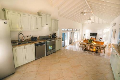 Cuisine ou kitchenette dans l'établissement Amazing mountain top home with stunning views