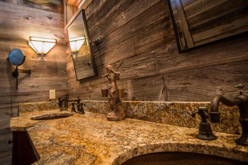 y baño con lavabo y espejo. en Buttercup Haven - Sweeping Mountain Views - 5 Star Rated Home - Hot Tub, en Franklin