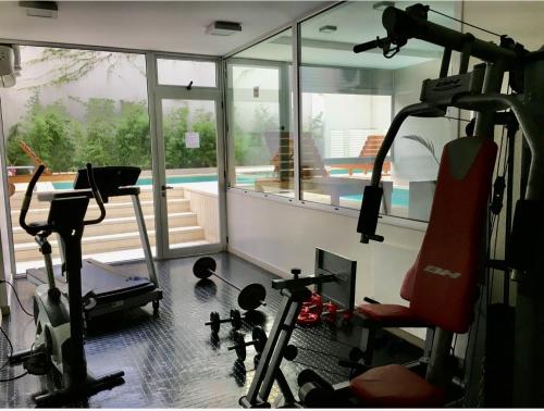 un gimnasio con máquinas de ejercicio y una piscina en Studio Libertador Premium! Location ! en Buenos Aires