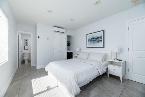 1 dormitorio blanco con 1 cama grande y baño en Bayshore Breeze 4, en Fort Lauderdale