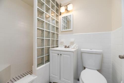 Ocean Breeze Free Parking Apt 2 في فورت لاودردال: حمام أبيض مع مرحاض ومغسلة