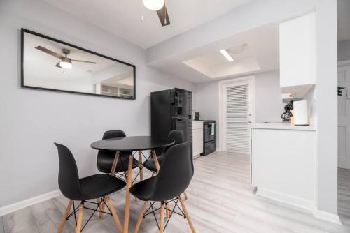 Η κουζίνα ή μικρή κουζίνα στο Short Walk to Wilton Drive Apt2