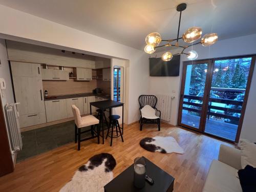 una sala de estar con un perro en el suelo en Vista Verde Apartment, en Sinaia