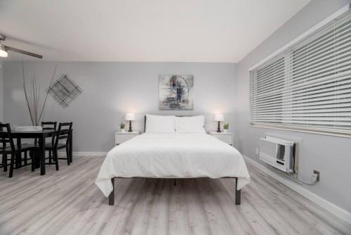 Un pat sau paturi într-o cameră la Just Off Wilton Drive Apt 3