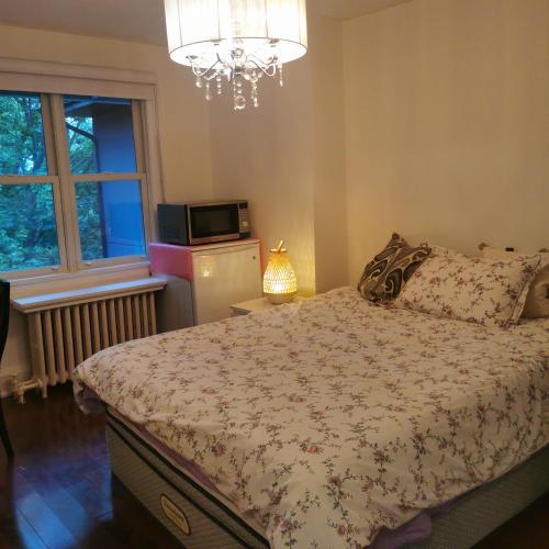 a bedroom with a bed and a chandelier at toronto midtown luxury double bed in Toronto