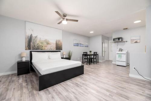Un dormitorio con una cama grande y una cocina. en Just Off Wilton Drive Apt 8, en Fort Lauderdale