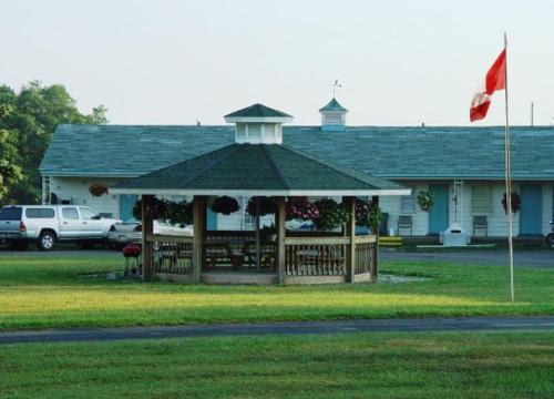 a gazebo in front of a house at Theater Motel in Westfield