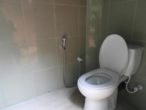 La salle de bains est pourvue d'une douche et de toilettes. dans l'établissement Yala Village Eco Tree House, à Tissamaharama