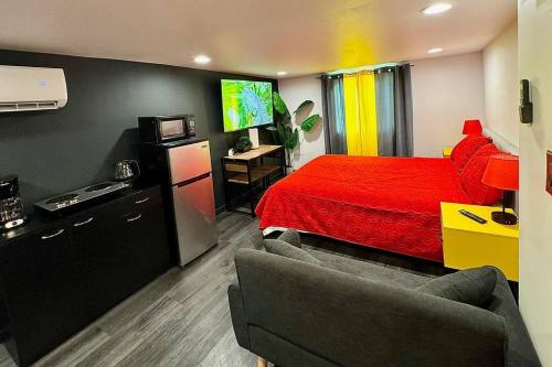 1 dormitorio con cama roja y TV en New Tiny Home Uptown Phoenix (Unit E), en Phoenix