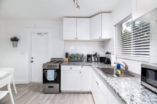 Η κουζίνα ή μικρή κουζίνα στο Comfy Condos at Middle River Apt 3