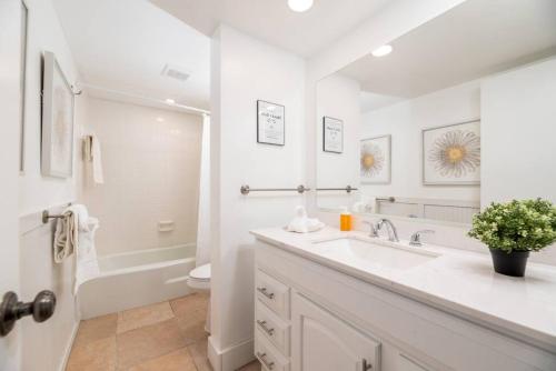 une salle de bain blanche avec un lavabo et des toilettes dans l'établissement The Residences at Lake Ridge Apt 2, à Fort Lauderdale